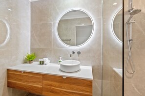 Departamento ejecutivo, 3 habitaciones | Baño | Amenidades de baño gratuitas, secadora de cabello, toallas 
