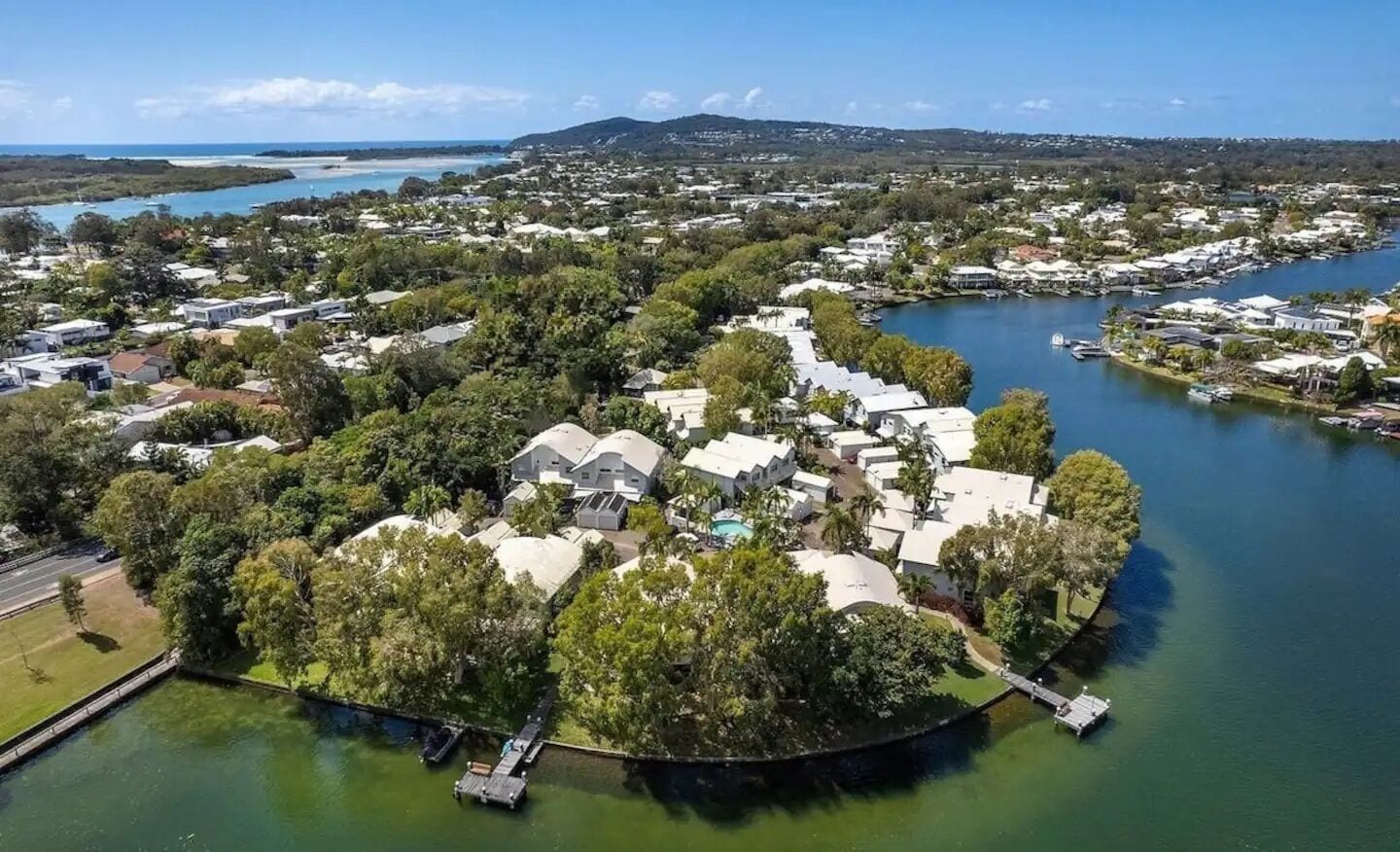 Luchtbeeld van een woongebied met huizen en een waterpartij.