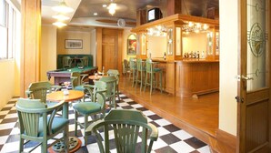 A bar area with wooden furniture and a checkered floor. - Mision Express Celaya (Celaya)