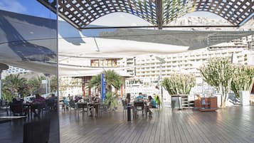 Poolside bar