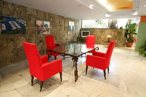 Coin salon dans le hall