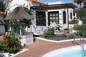 Piscine extérieure, chaises longues