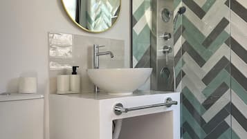 Pancuran mandi, pengering rambut, bidet, tuala disediakan
