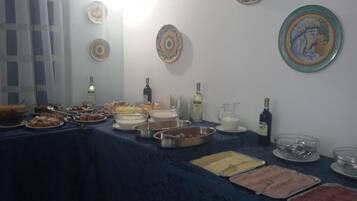 Een buffet met diverse gerechten en drankjes.