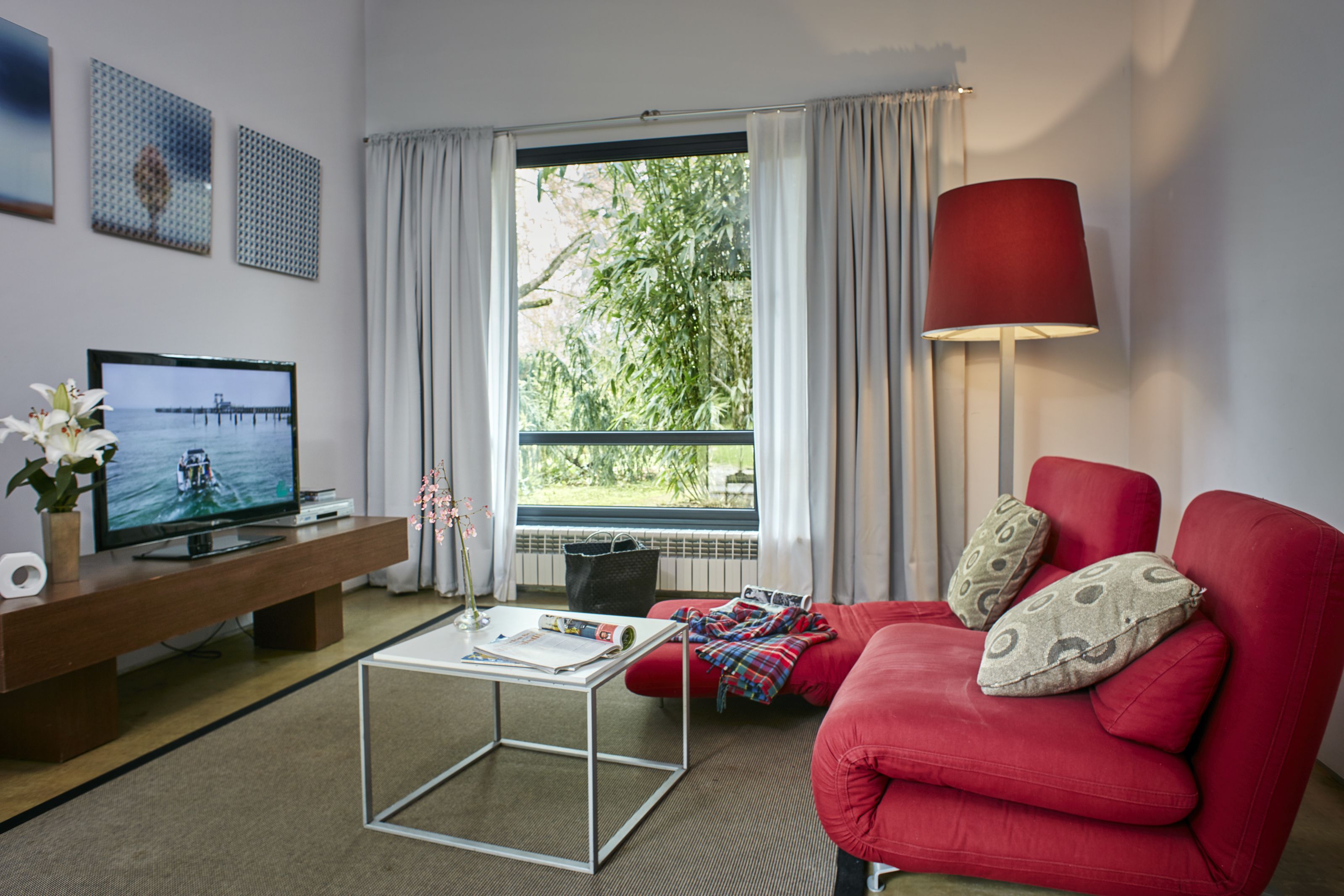 suite, garden area | living room | tv