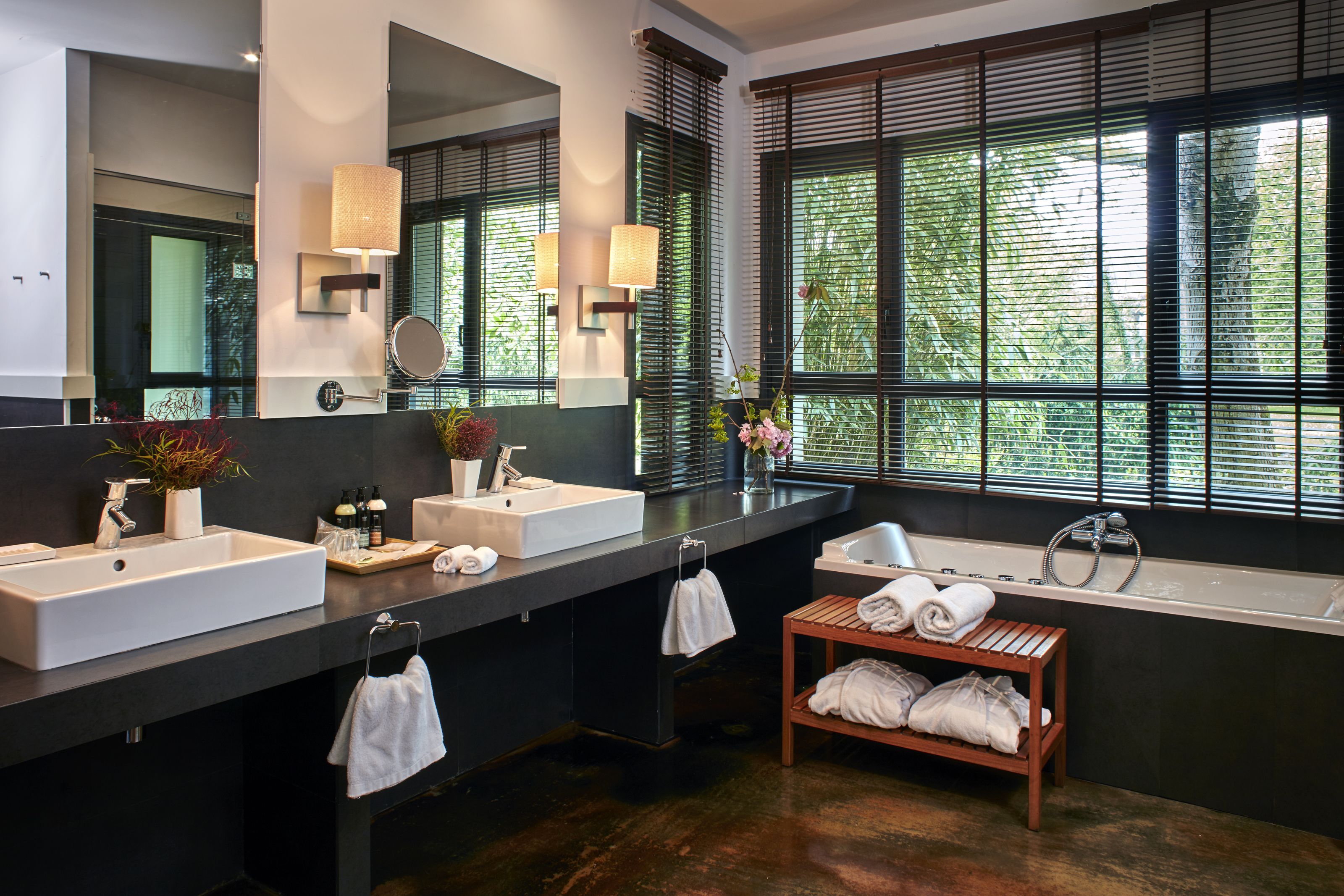 suite, garden area | bathroom | free toiletries, hair dryer, bidet, towels