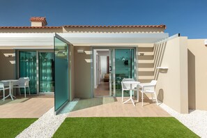 Suite, teras, pemandangan kolam renang | Teras/patio