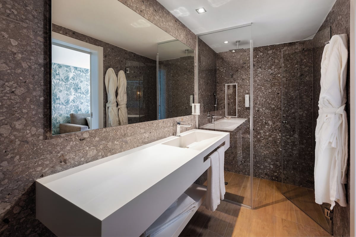 shower, rainfall showerhead, free toiletries, hair dryer