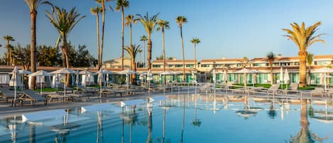 3 piscines extérieures, parasols de plage, chaises longues