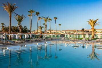 3 utomhuspooler, parasoller och solstolar