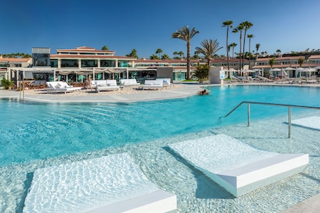 3 piscinas al aire libre, sombrillas, sillones reclinables de piscina. Kumara Serenoa by Lopesan Hotels