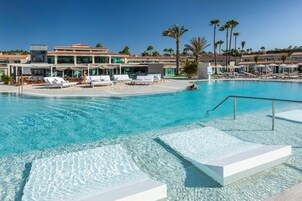 3 outdoor pools, pool umbrellas, sun loungers