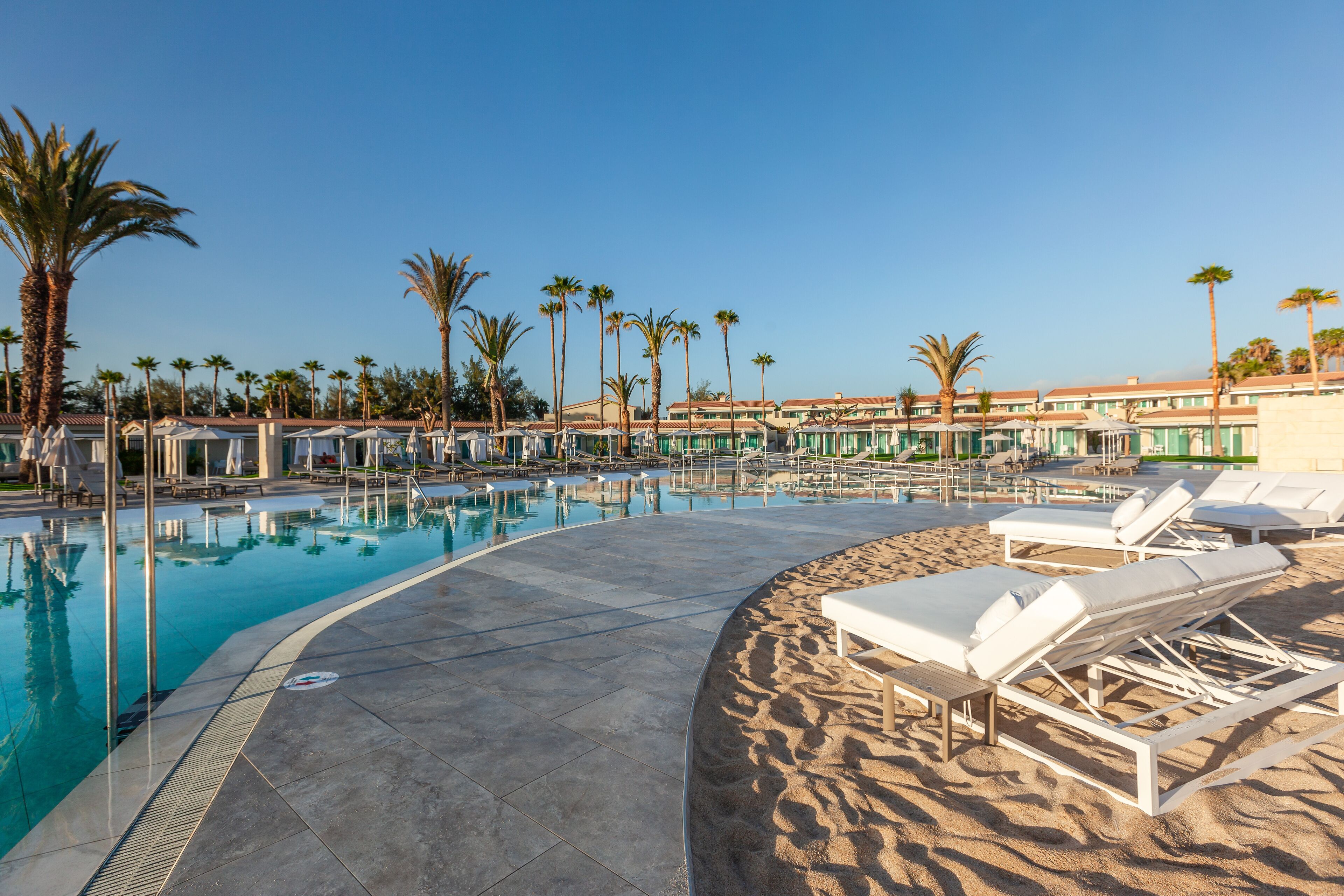 3 outdoor pools, pool umbrellas, pool loungers