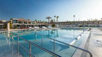 3 outdoor pools, pool umbrellas, pool loungers