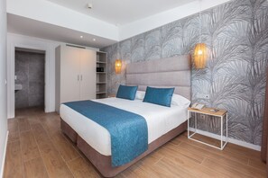 Kamar Double Keluarga, teras, pemandangan kolam renang | Minibar, brankas, meja kerja, dan ruang kerja ramah laptop