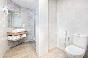 Apartamento 1 dormitorio (4 personas) | Bathroom | Shower, free toiletries, hair dryer, towels - Aparthotel Veramar (Fuengirola)