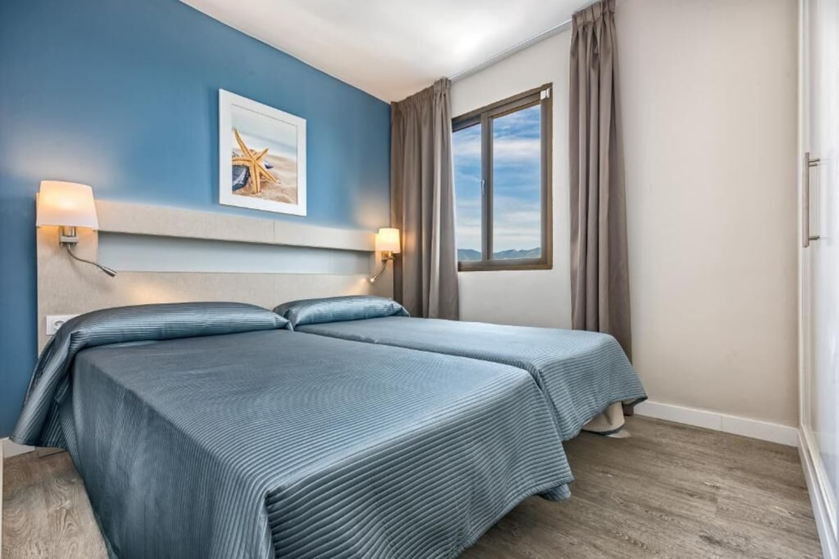 Cortinas opacas, tabla de planchar con plancha, wifi gratis
