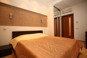 Literie hypoallergénique, matelas mémoire de forme, minibar, bureau