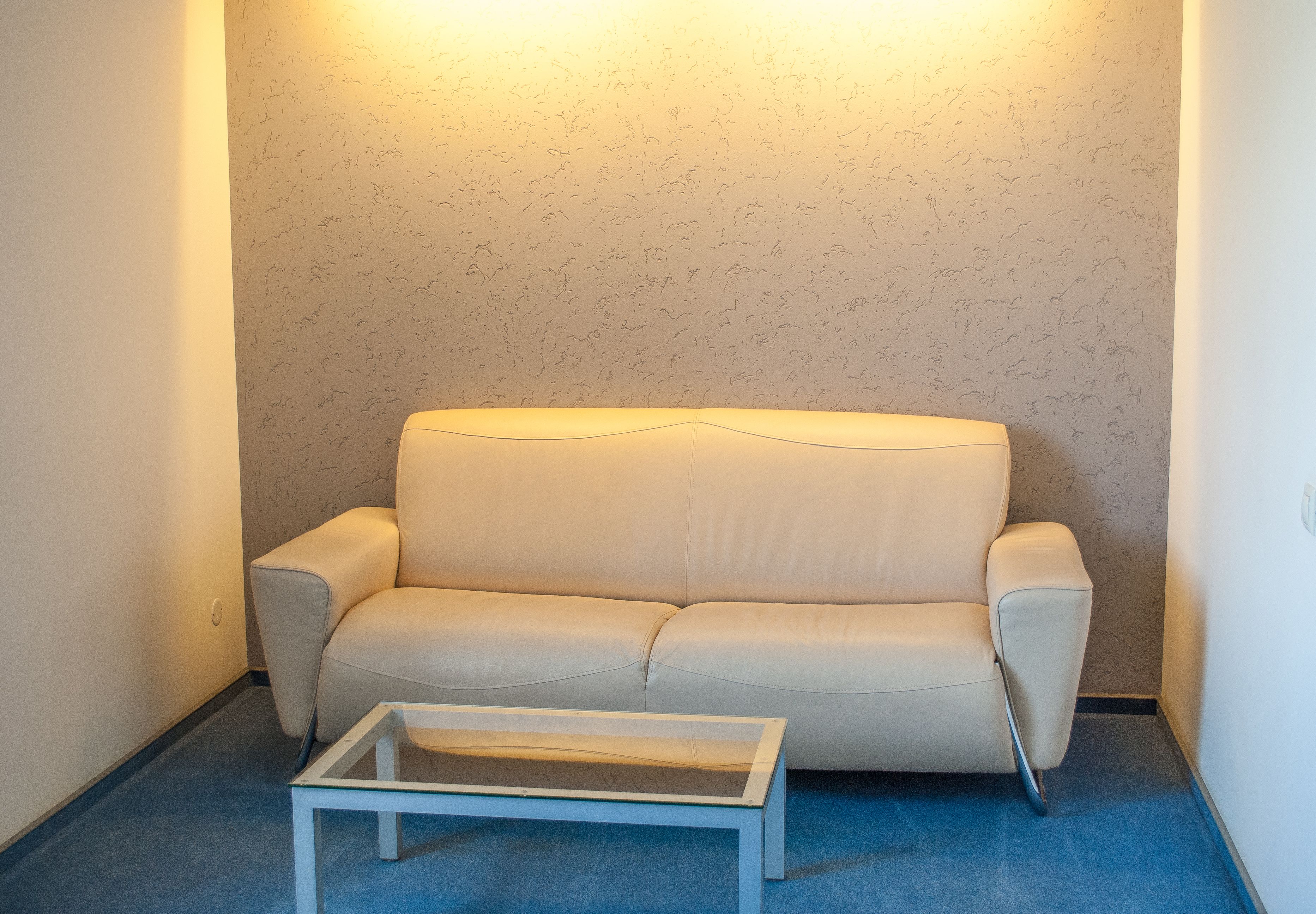 Studio | Olohuone | 24–tuumainen televisio, jossa kaapelikanavat