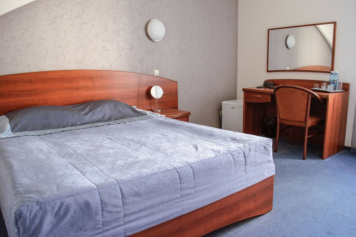 Literie hypoallergénique, matelas mémoire de forme, minibar, bureau