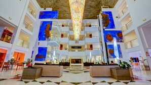 A spacious lobby with a high ceiling, multiple floors, and a central chandelier. - SBH Costa Calma Beach Resort (Pajara)
