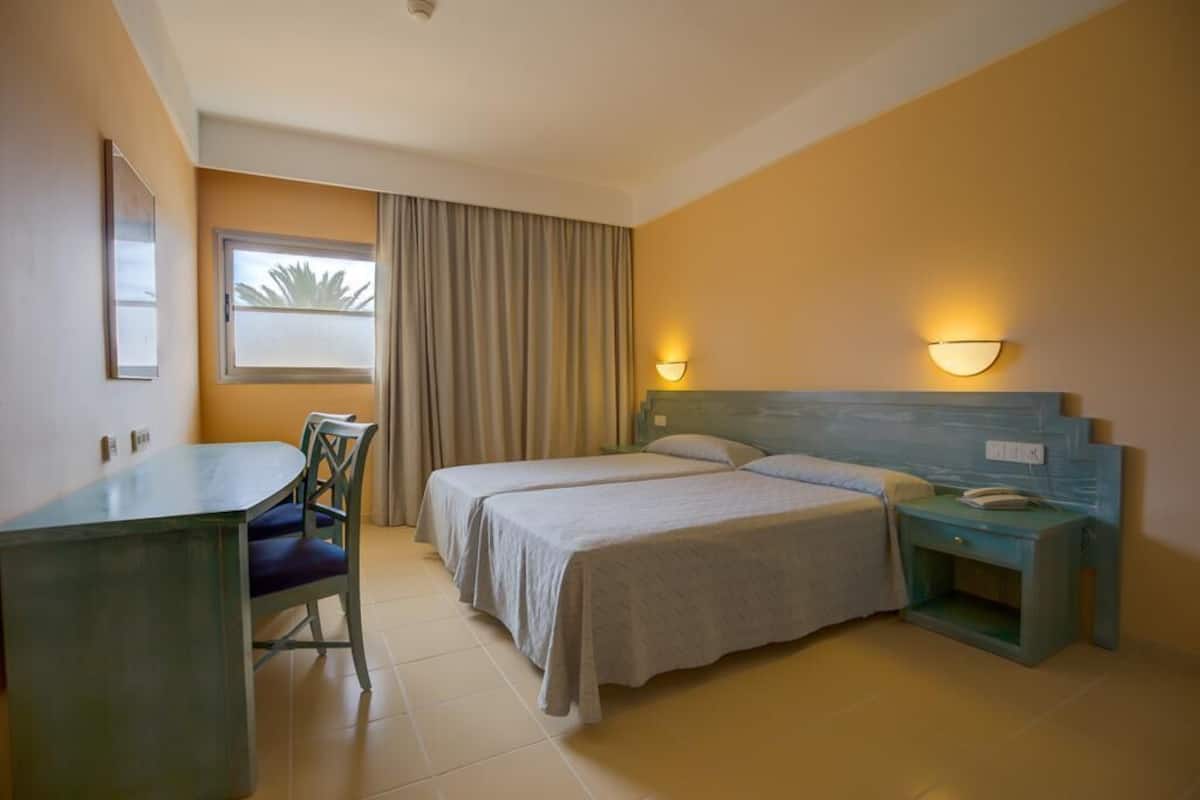 Escritorio, cortinas blackout y ropa de cama