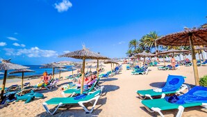 A beach with sun loungers and thatched umbrellas. - SBH Costa Calma Beach Resort (Pajara)