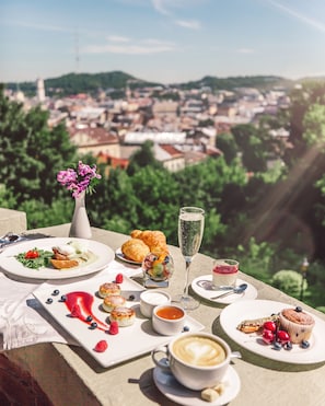 Desayuno completo todos los días (UAH 700 por persona)