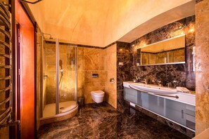 Regendusche, kostenlose Toilettenartikel, Haartrockner, Bademäntel
