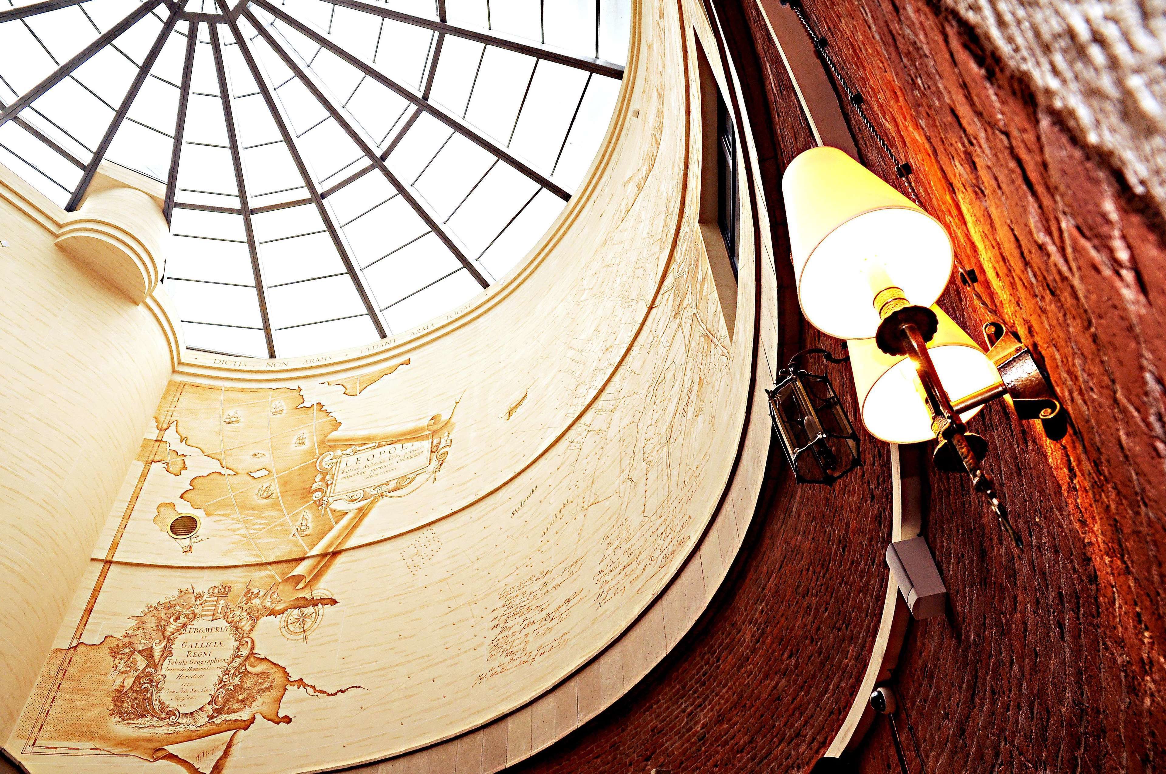 Un globo de madera con una brújula, un mapa y una lámpara.
