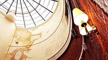 Un globo de madera con una brújula, un mapa y una lámpara.