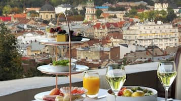 Desayuno completo todos los días (UAH 700 por persona)