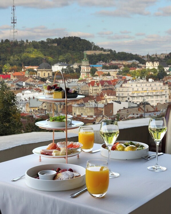 Daily full breakfast (UAH 700 per person)
