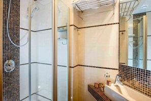 Rainfall showerhead, free toiletries, hair dryer, bathrobes