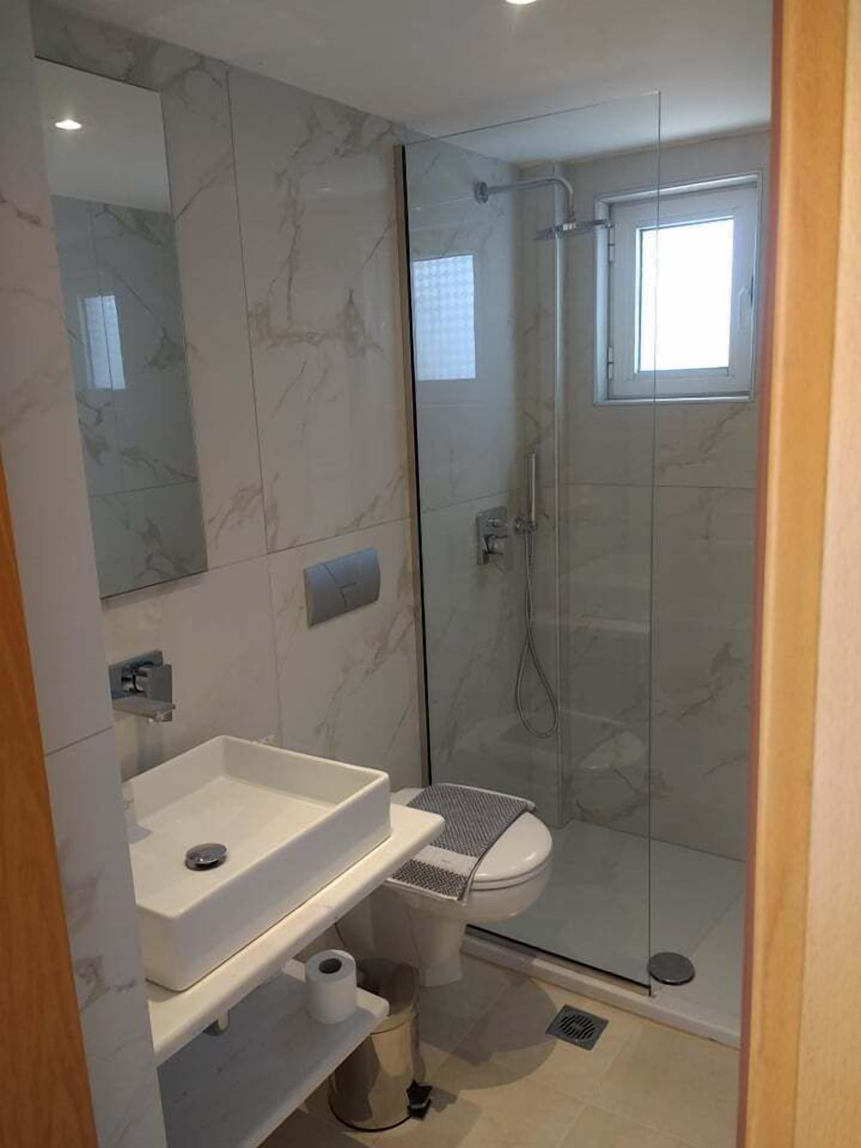 standard twin room | bathroom | free toiletries, hair dryer, slippers, towels