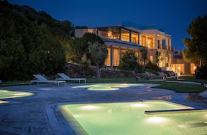 2 piscine all'aperto, ombrelloni da piscina, lettini