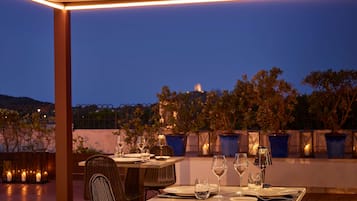 2 restaurantes, se sirven desayunos, cenas y cocina internacional