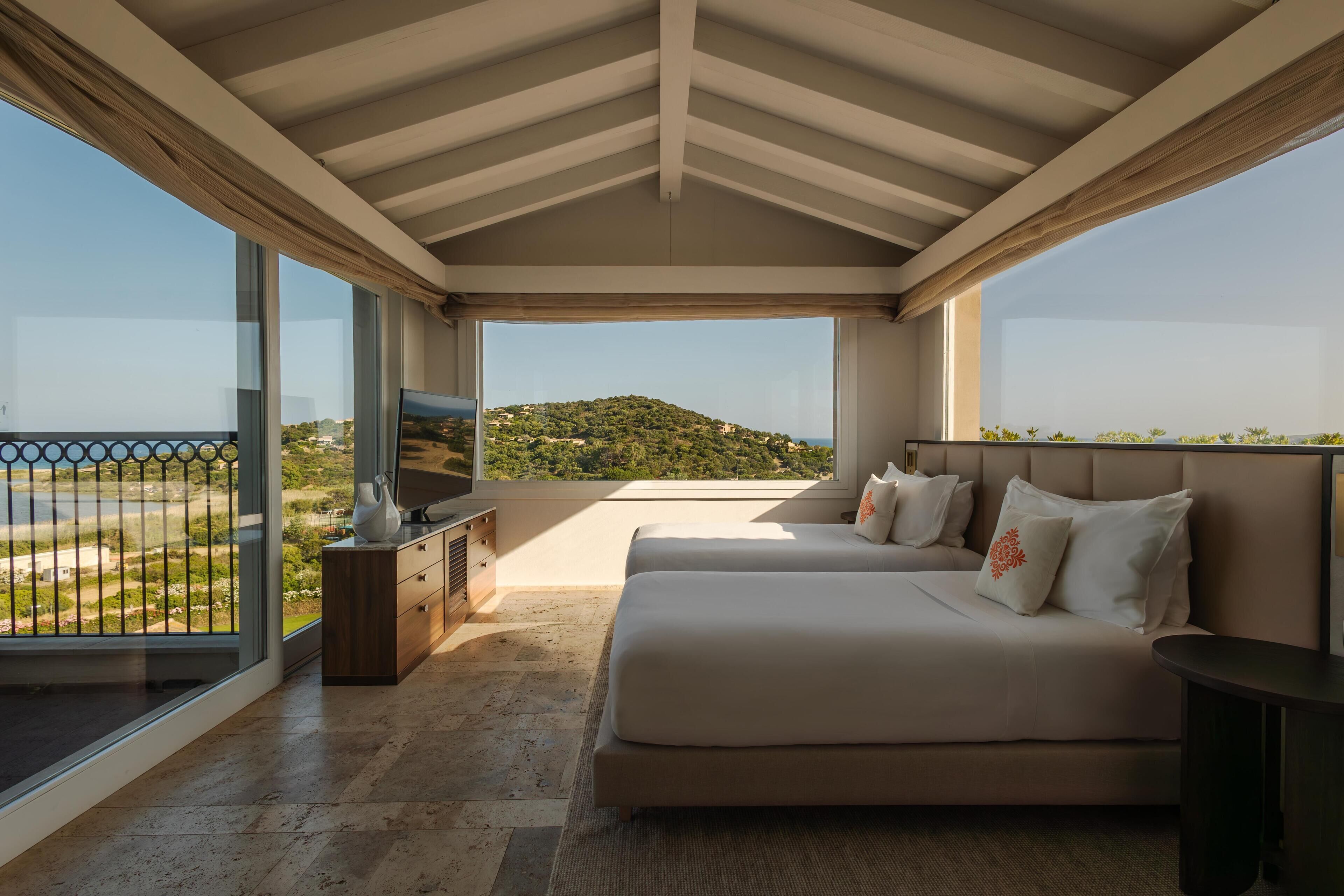 ميني بار وستائر تعتيم وواي فاي مجانًا وملاءات أسرّة