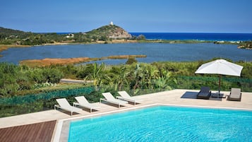 2 buitenzwembaden, parasols voor strand/zwembad