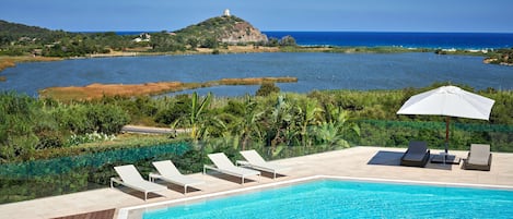 2 piscines extérieures, parasols de plage, chaises longues