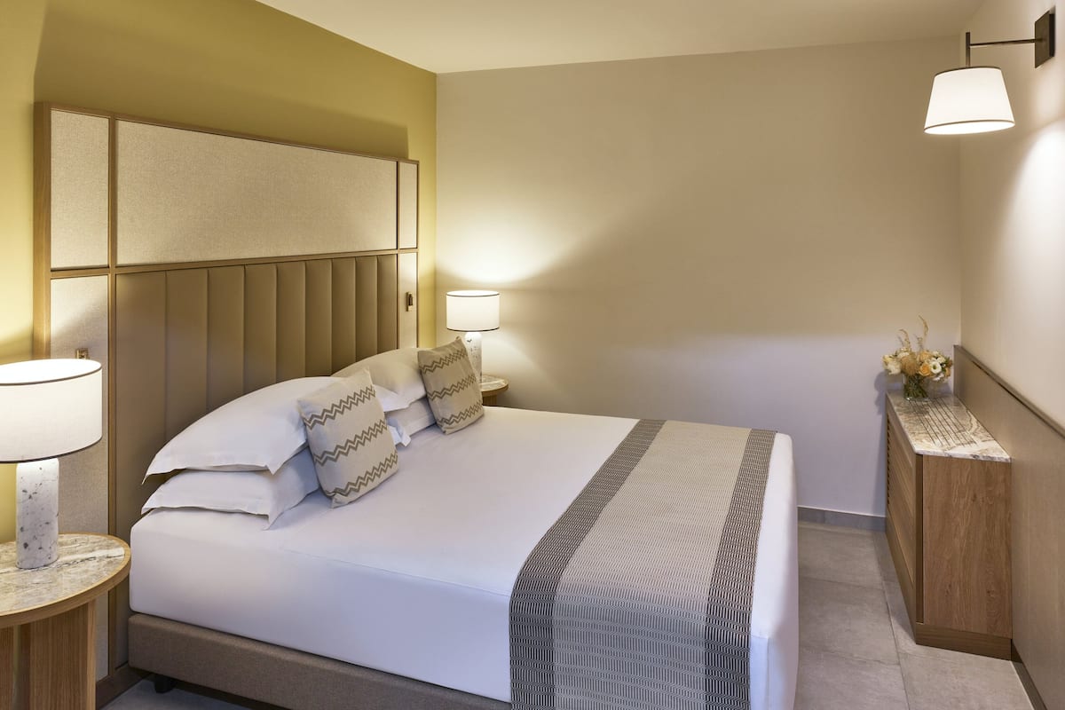 Suite, 2 slaapkamers | Een minibar, verduisterende gordijnen, gratis wifi, beddengoed