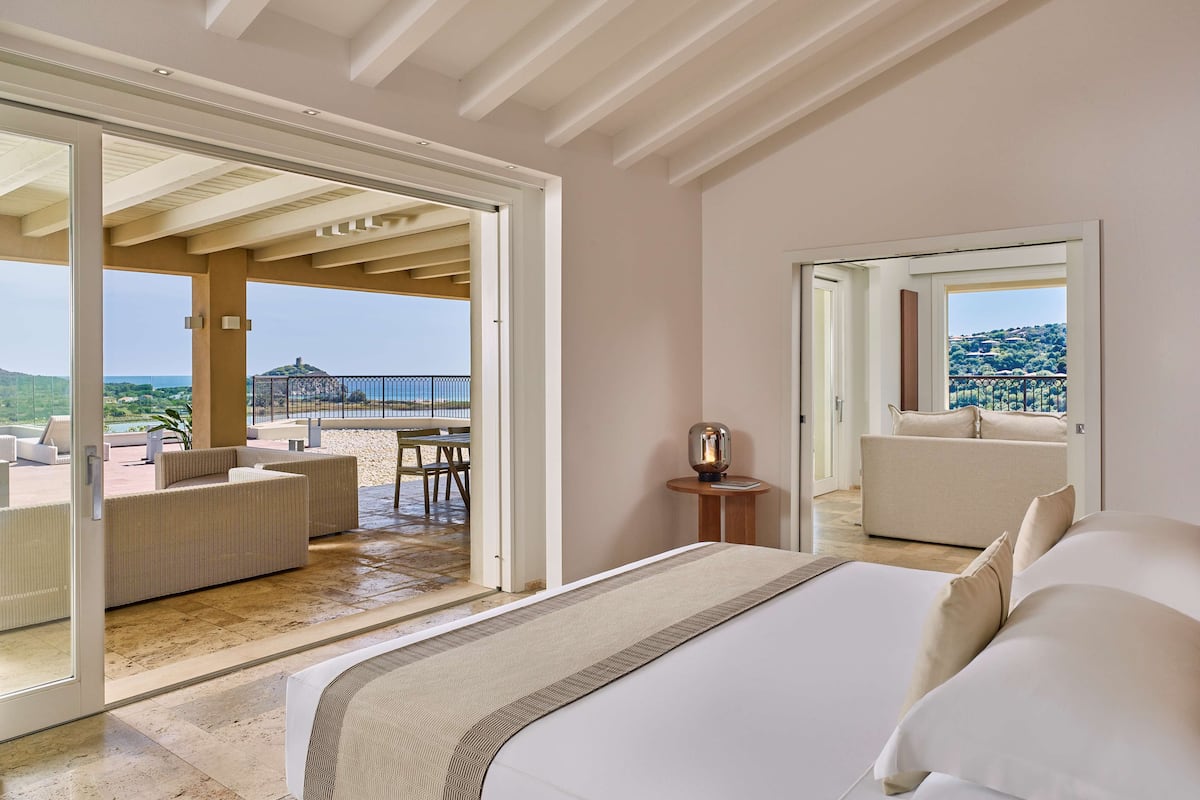 Suite, 1 kingsize bed (Shardana Suite W/View) | Een minibar, verduisterende gordijnen, gratis wifi, beddengoed
