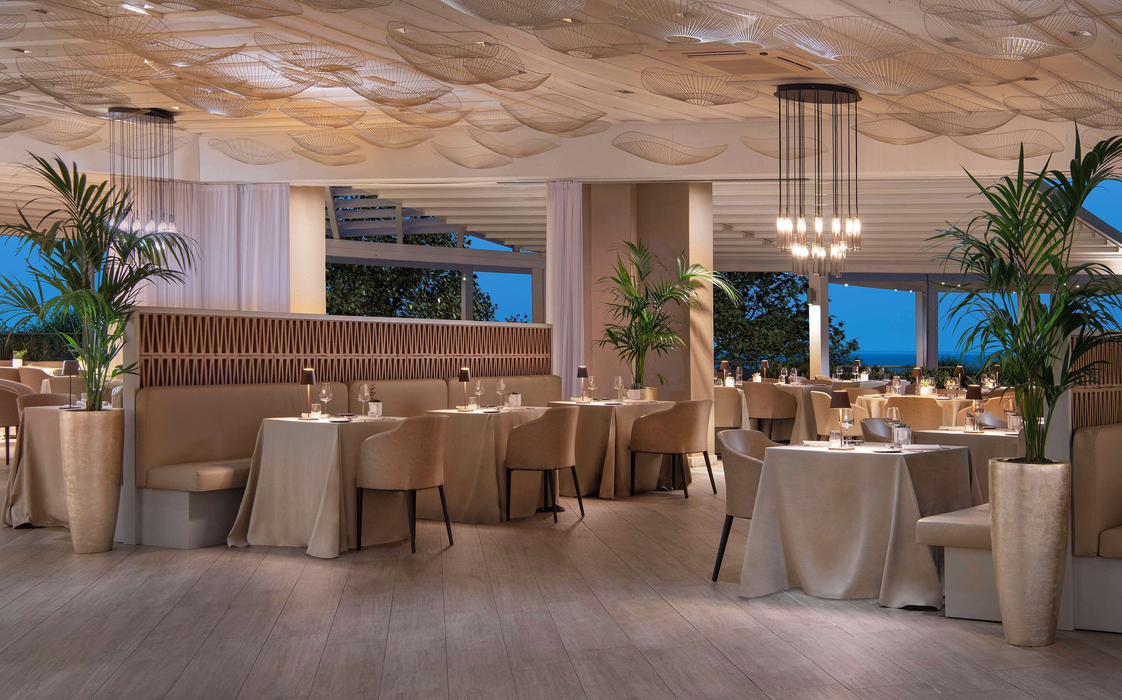 2 restaurants, breakfast, dinner served; international cuisine