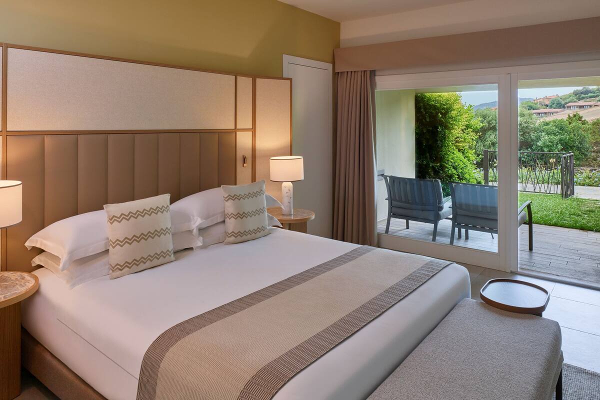 Een minibar, verduisterende gordijnen, gratis wifi, beddengoed