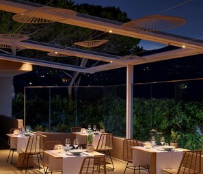 2 restaurants; ze serveren er ontbijt en diner 