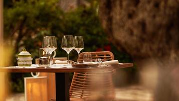 2 か所のレストラン : 朝食、ディナーに営業