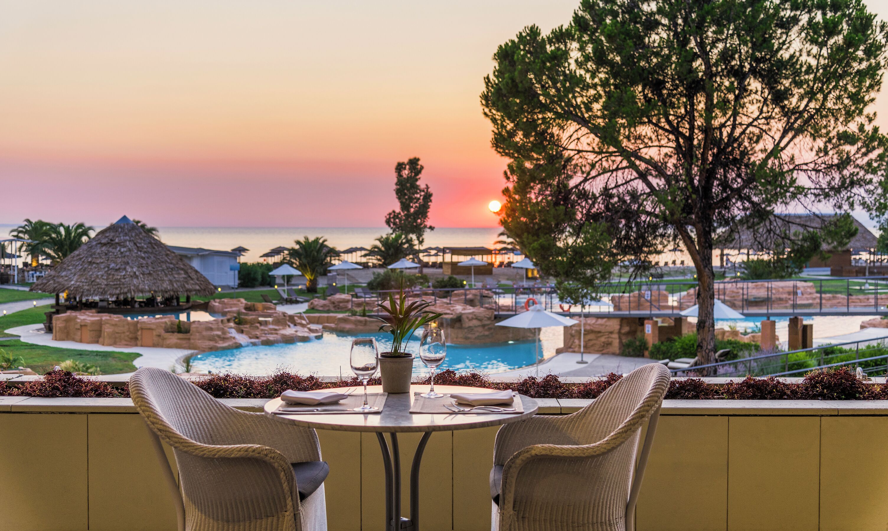 4 間餐廳；供應早餐、午餐、晚餐；多國菜