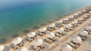 Plage, sable blanc, chaises longues, parasols