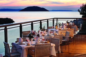 4 restaurants, breakfast, lunch, dinner served; international cuisine
