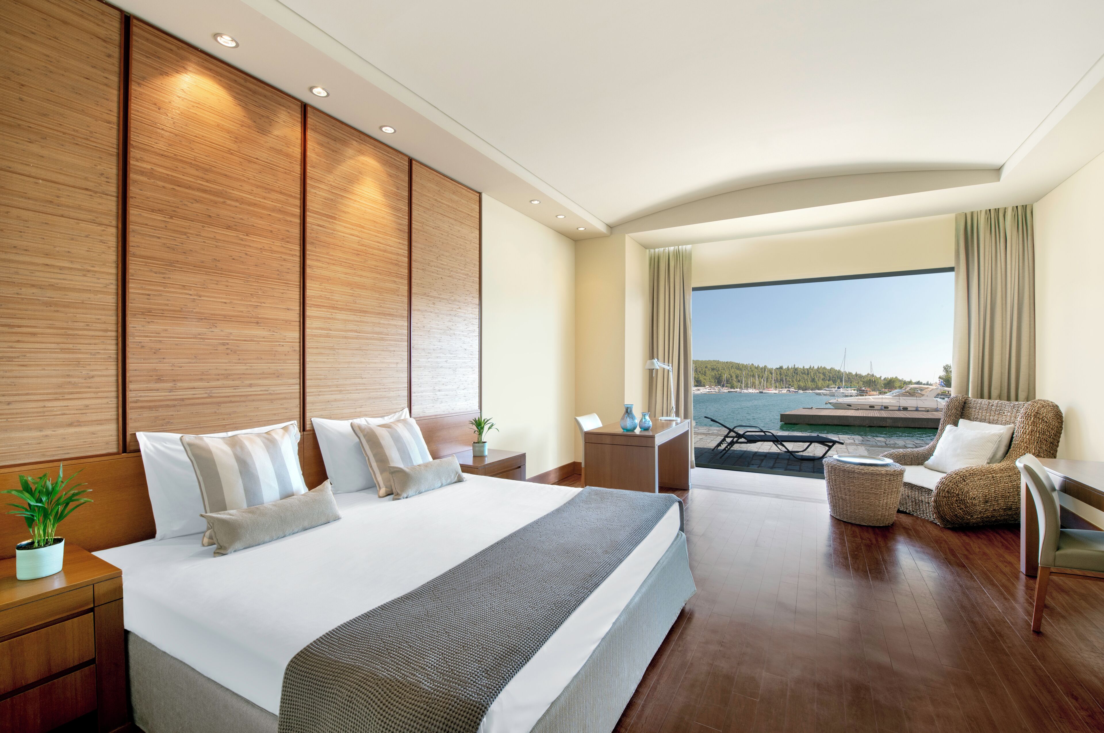Captains Suite Marina Front | Premium bedding, minibar, in-room safe, desk